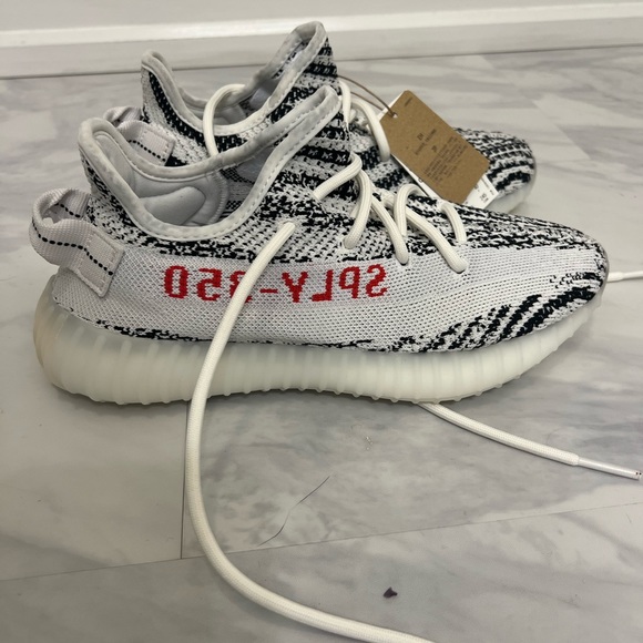 Yeezy Boost 350 V2 - never worn - Picture 2 of 6